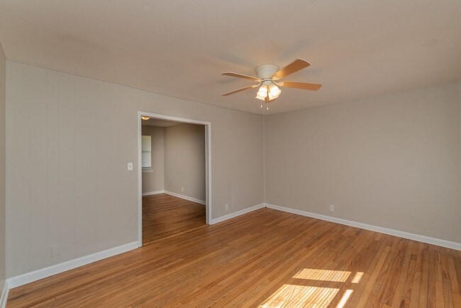 Building Photo - $1,300 - 3 bed/2 bath house for rent in Fl...