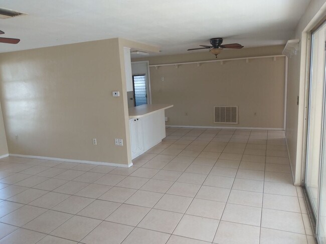 Foto del edificio - 2 Bed/2 Bath 1200 Sq. Ft. home with BONUS ROOM, indoor laundry & a fenced yard!!