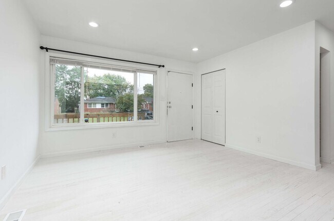 Foto del edificio - 7914 Edsel Ln