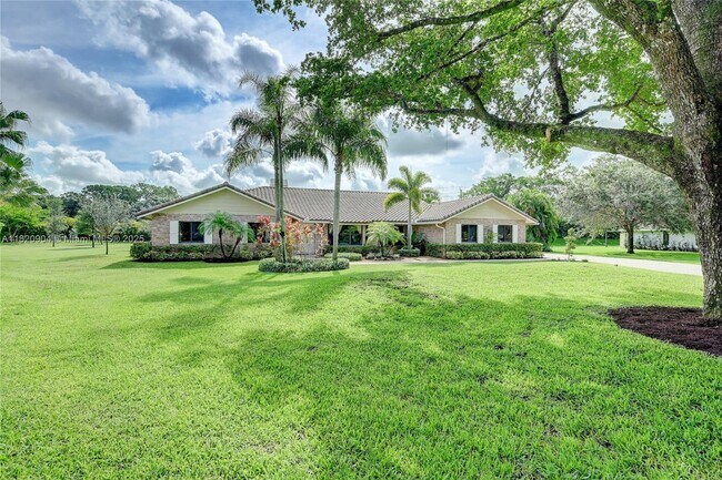 Building Photo - 7120 Hialeah Ln