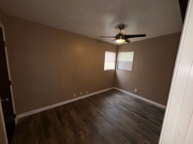 Foto del edificio - Charming 3-bedroom, 1-bath home is conveniently located with quick access to grocery stores, rest...