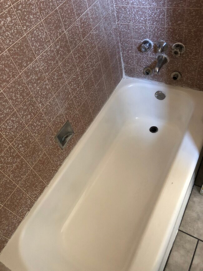 Bathtub - 708 Bowles St
