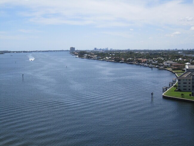 Foto del edificio - 115 Lakeshore Dr