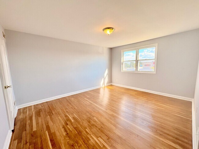 Foto del edificio - Charming Brick Home with Finished Basement, Modern Kitchen & Spacious Yard