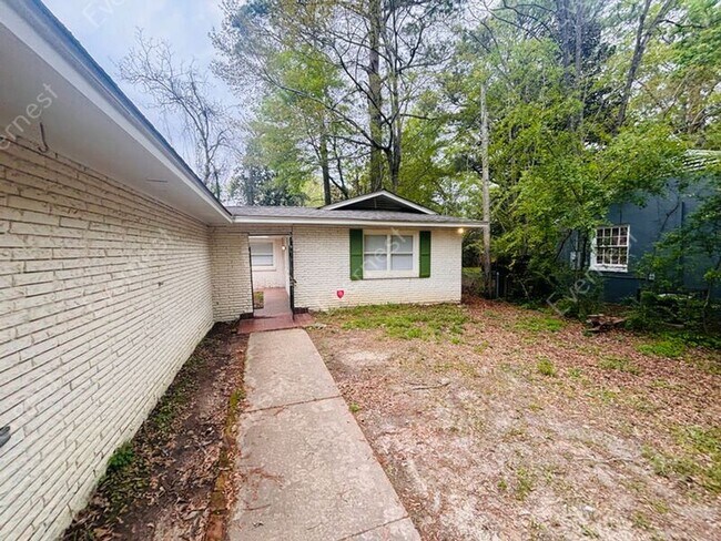 Foto del edificio - 4851 Woodmont Dr