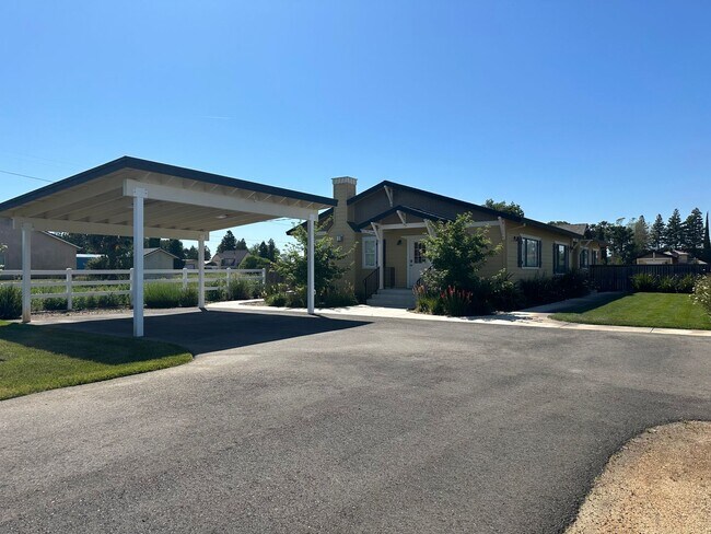 Foto del edificio - 4 Bedroom Home on Half Acre Lot