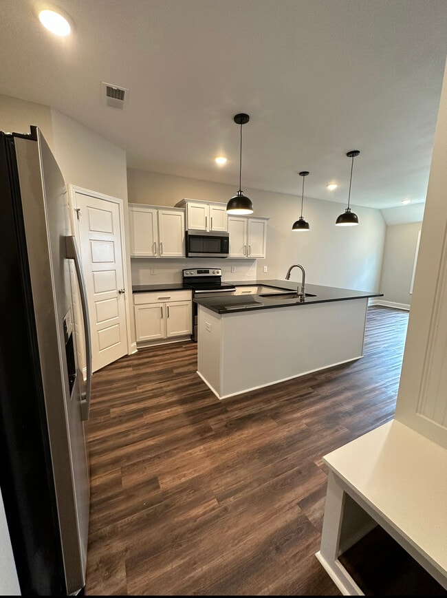 Building Photo - 119 W Rossview Rd