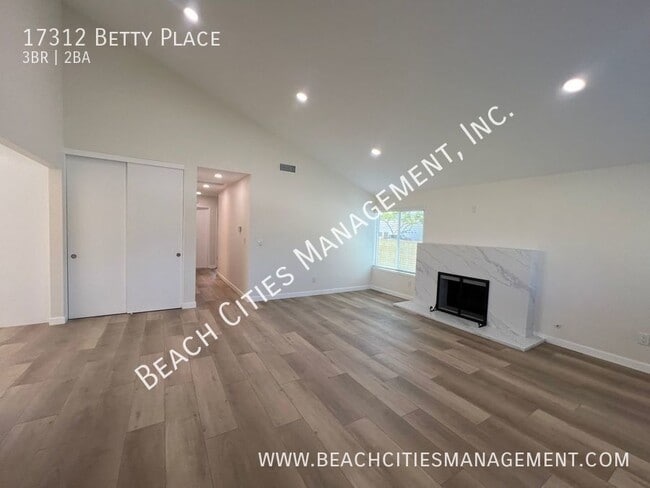 Building Photo - Exquisitely Remodeled 3 bedroom, 2 bath Ho...