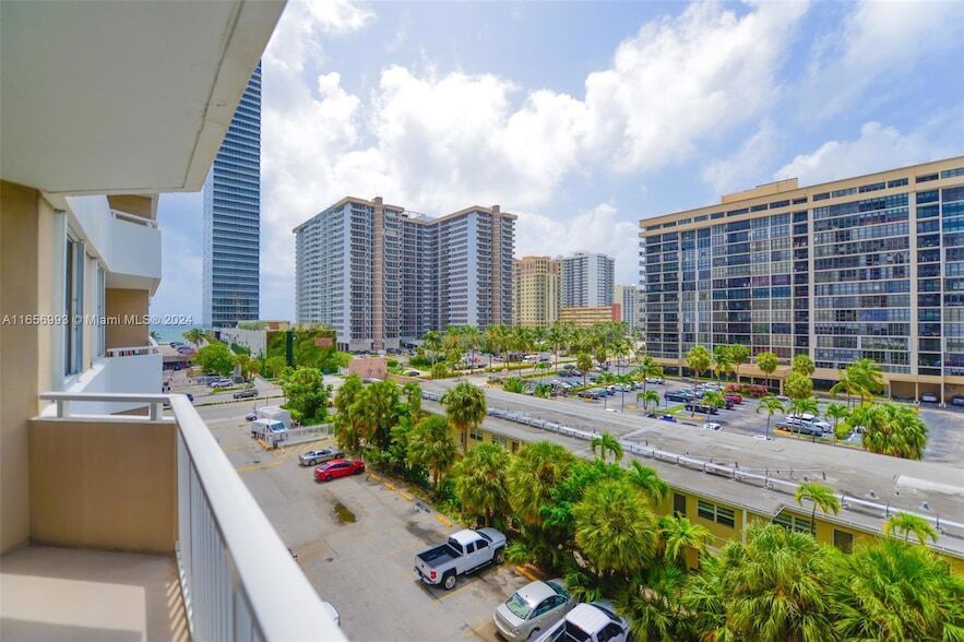 Foto principal - 1985 S Ocean Dr