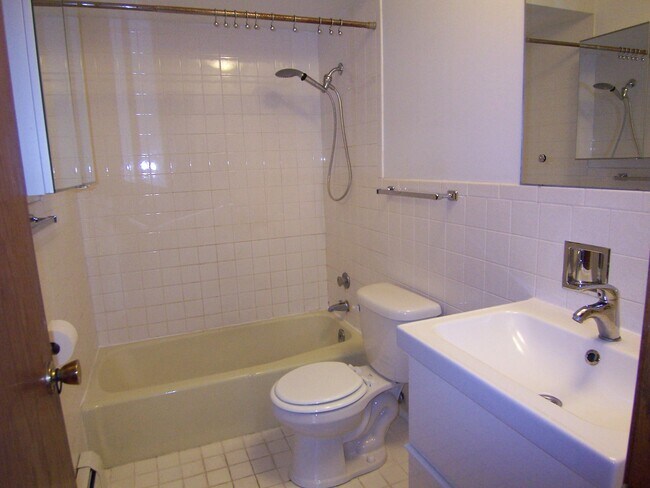 Foto del edificio - 4128 W Byron St