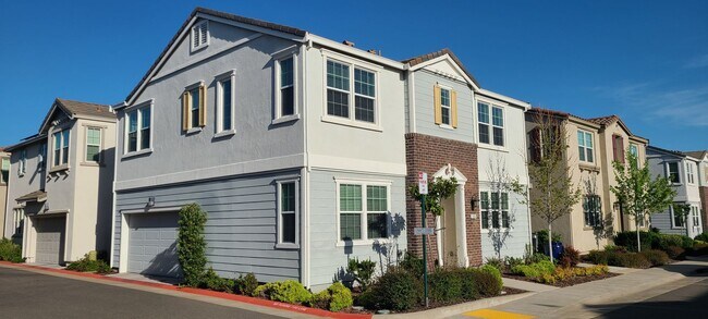 Foto del edificio - Beautifull Single Family Home in Folsom w/ Solar, Tankless Water Heater, Pool Access, Bonus Room ...