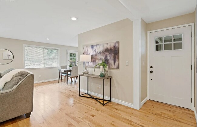 Foto del edificio - Welcome to this Charming 3-Bedroom, 2-Bath...