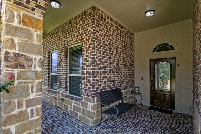 Building Photo - 2525 Kimbolton Dr