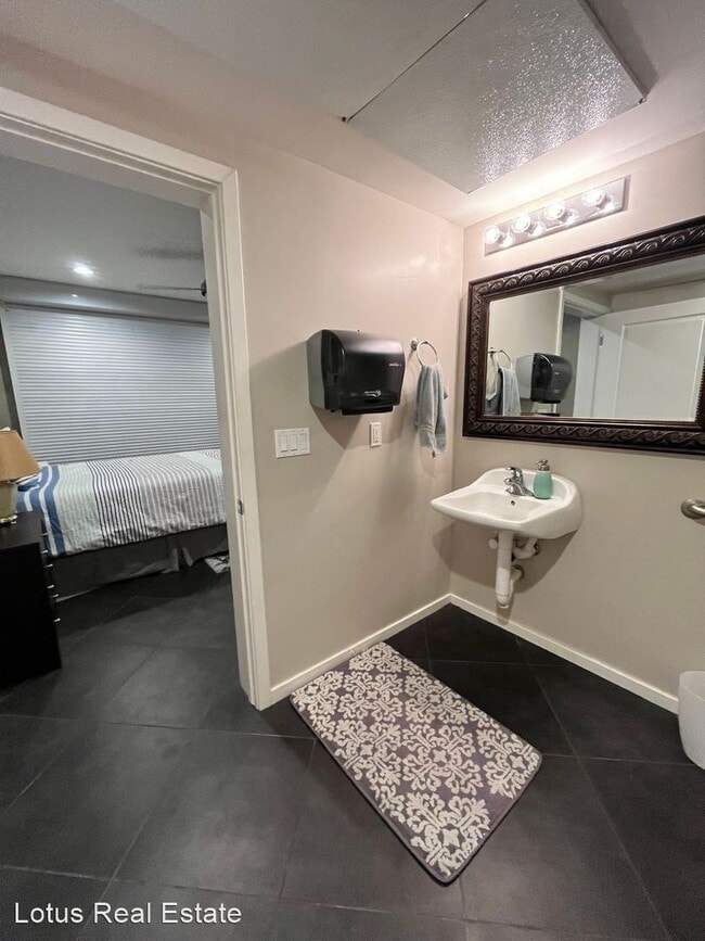 Building Photo - 3 br, 2.5 bath House - 522 W 1ST unit #104