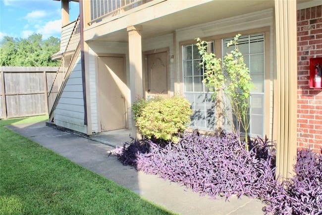 Building Photo - 11500 Meadow Ln