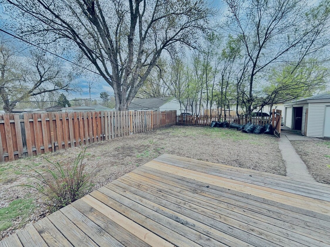 Primary Photo - Great crystal home with huge fenced in bac...