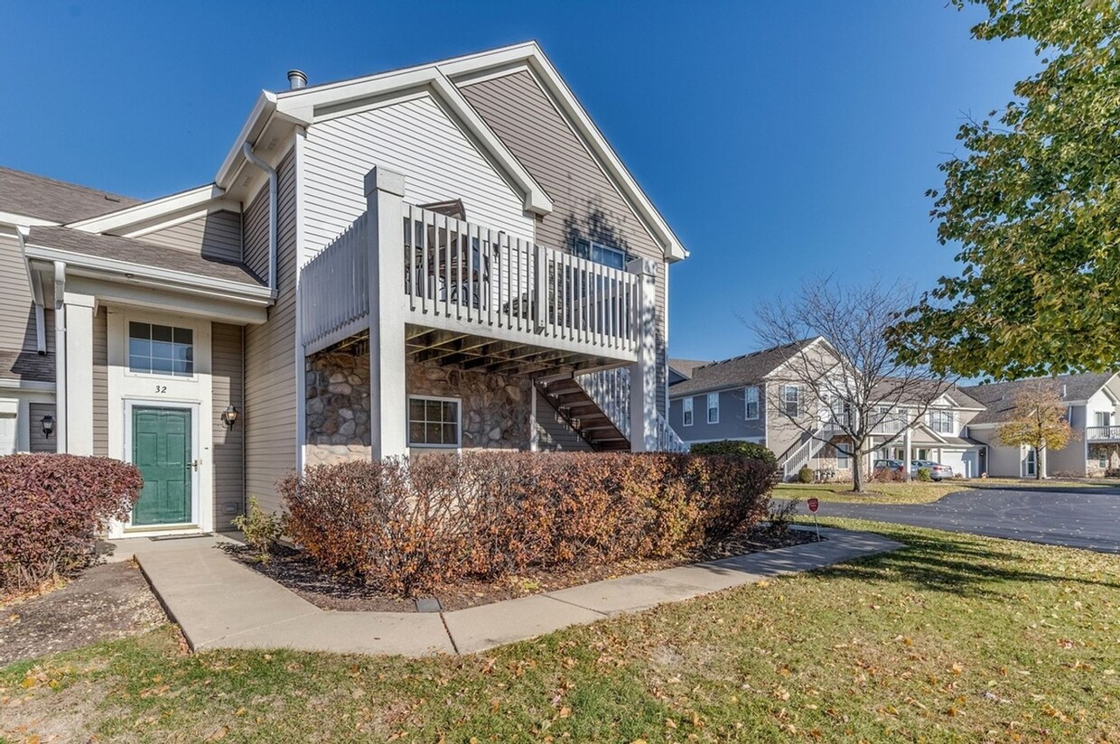 Foto principal - Charming 2BR Townhome in North Aurora