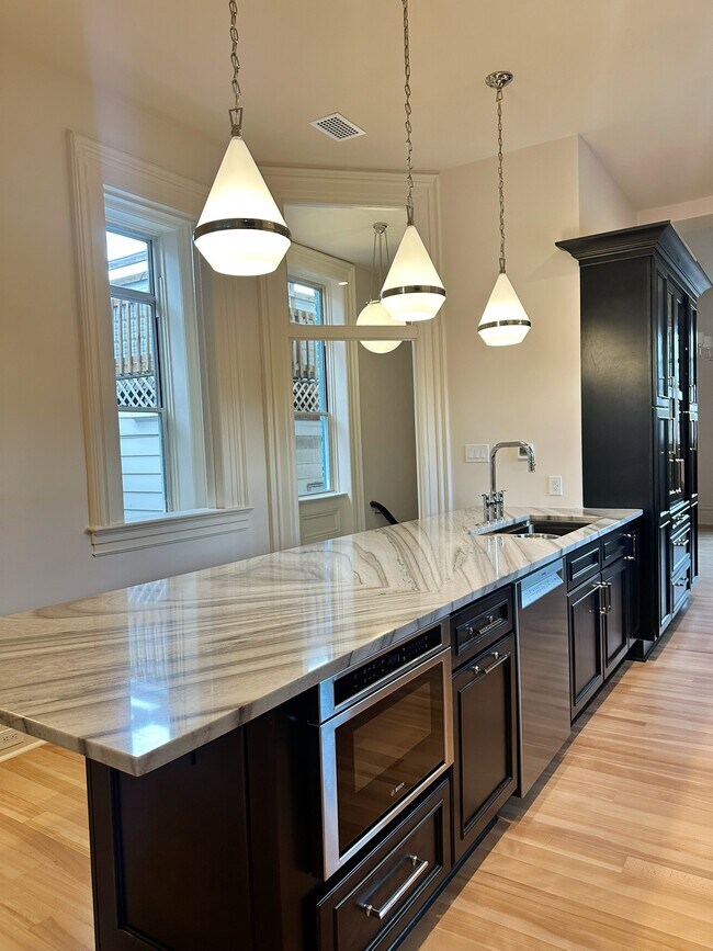 Building Photo - 1819 Sarah St