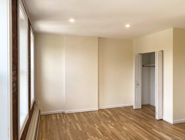 Foto del edificio - 537 Warburton Ave