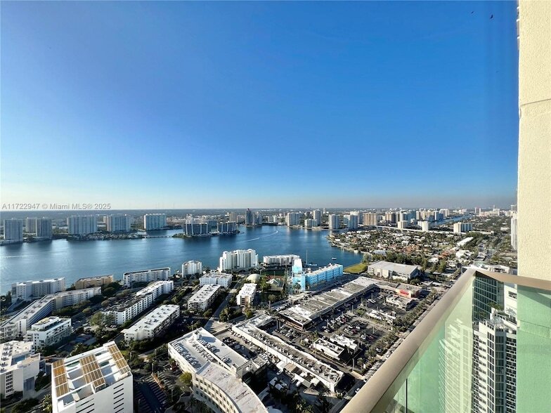 Foto principal - 17901 Collins Ave