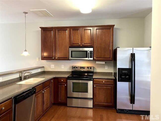 Building Photo - 211 Hampshire Downs Dr