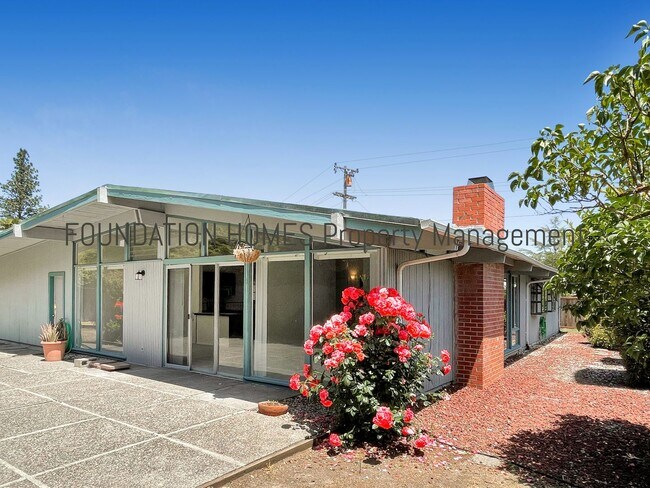 Building Photo - VIDEO - Mid-Century Modern Home on Large L...