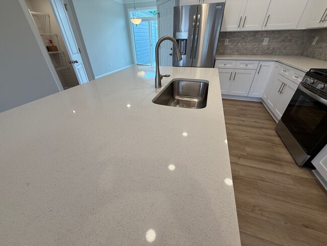 Foto del edificio - Brand New Townhome in Hickory Ridge School...