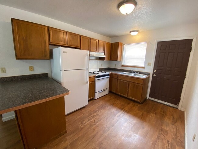 Building Photo - Cute Apartment with Yard, Newly Updated AC