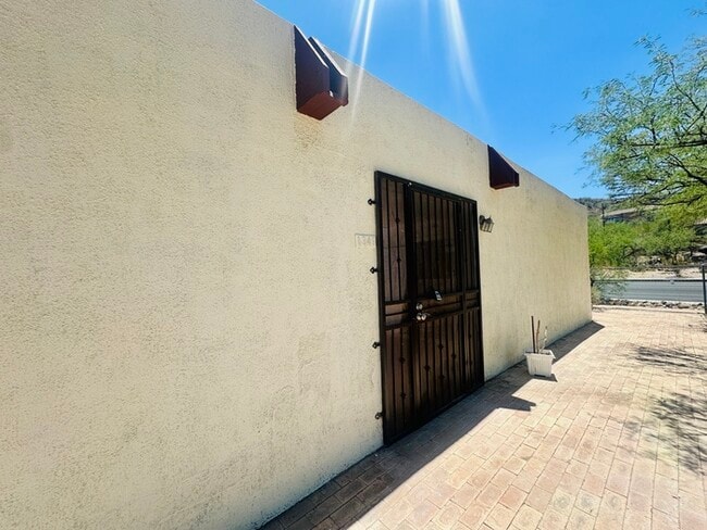 Building Photo - Modern Style Renovated 2 Bedroom with Wash...