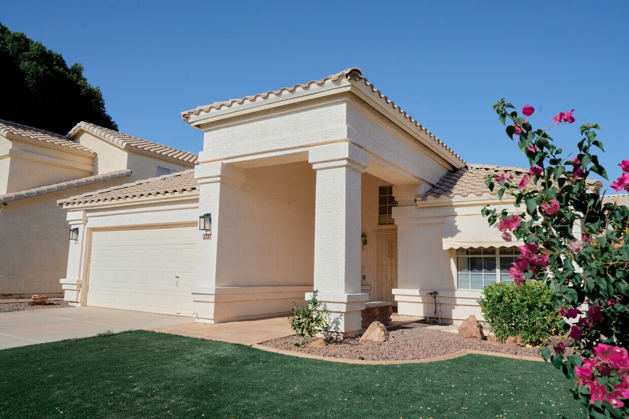 Foto principal - 1317 N Palmsprings Dr