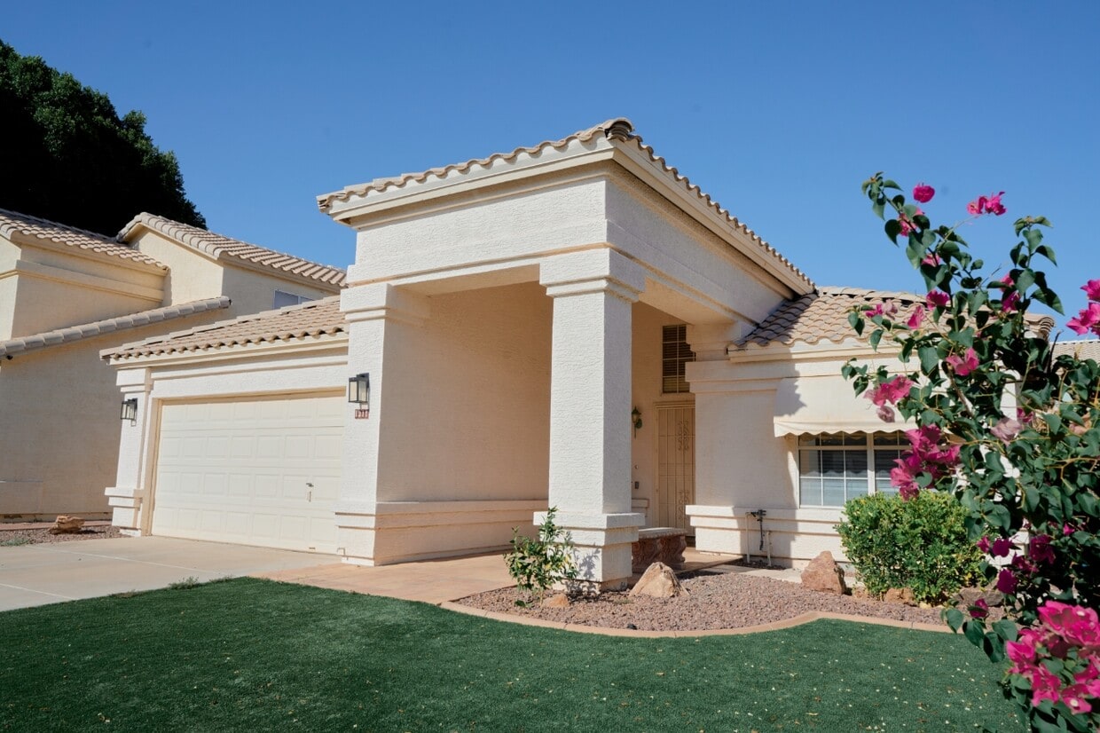 Primary Photo - 1317 N Palmsprings Dr