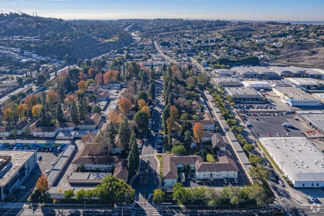 3648 Kalsman Dr Los Angeles, CA 90016-4404 - Cameo Woods