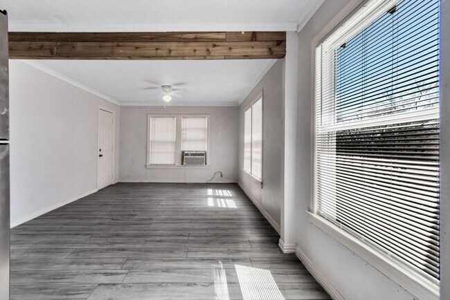 Foto del edificio - 305 N Robinson St