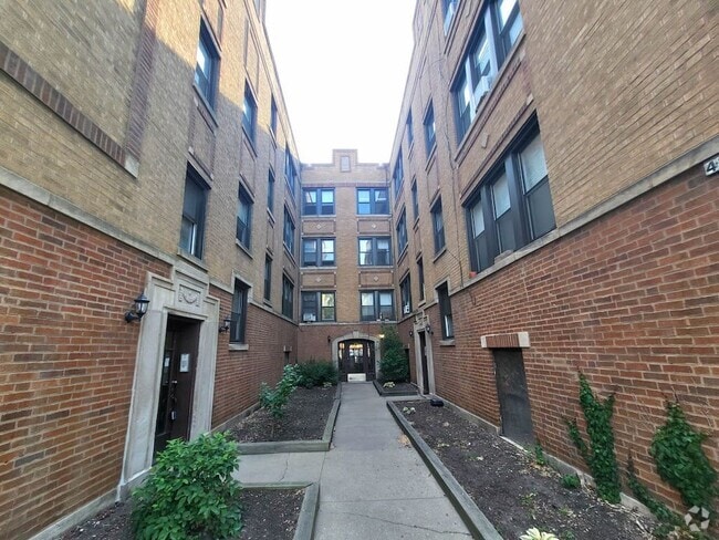 Building Photo - 4222 N Clark St