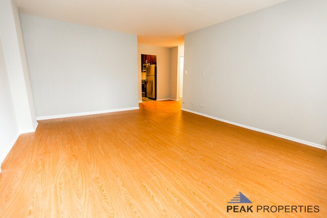 Building Photo - 516 W. Briar Pl.
