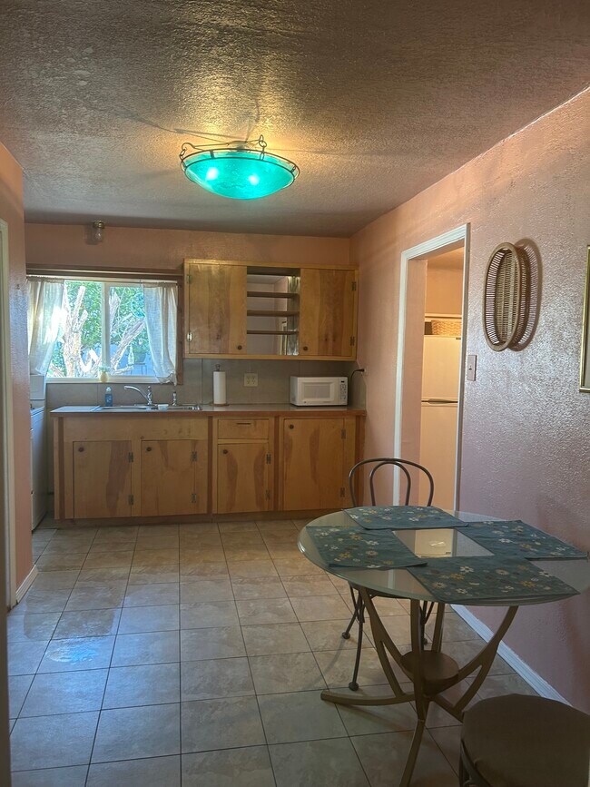 Foto del edificio - 706 E Fairview Ln