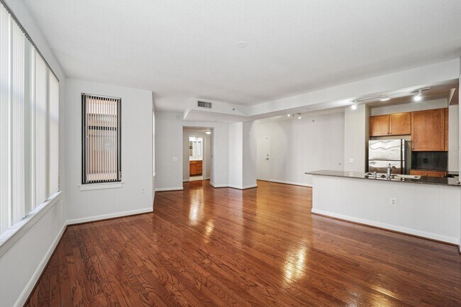 Foto del edificio - HUGE 1bed/1bath at 400 Mass Ave NW