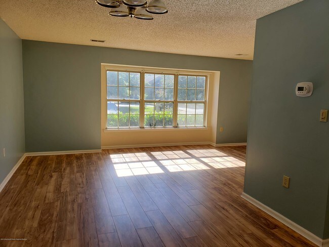 Foto del edificio - 23 Remington Dr