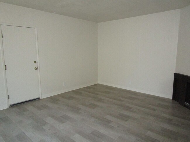 Foto del edificio - 184 Woodbury Cir