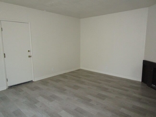 Building Photo - 184 Woodbury Cir