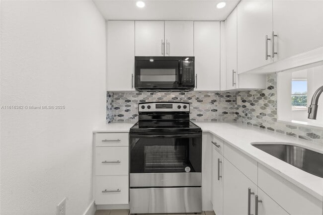 Building Photo - 6200 W Flagler St