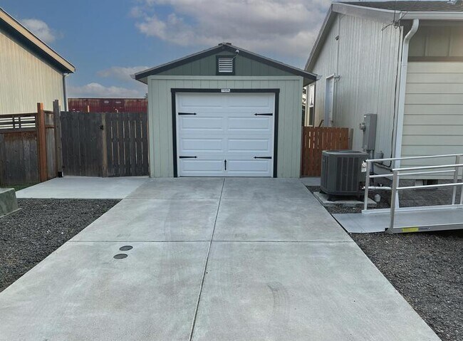 Building Photo - 722 Filbert Ave