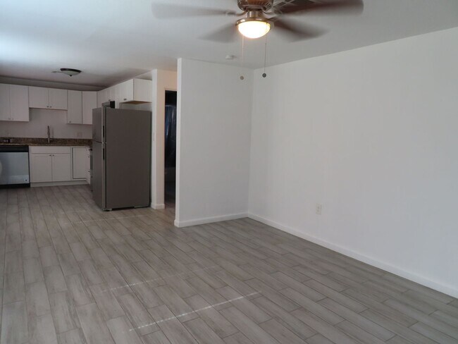 Foto del edificio - Newly Remodeled 2 Bedroom 1 Bath Condo