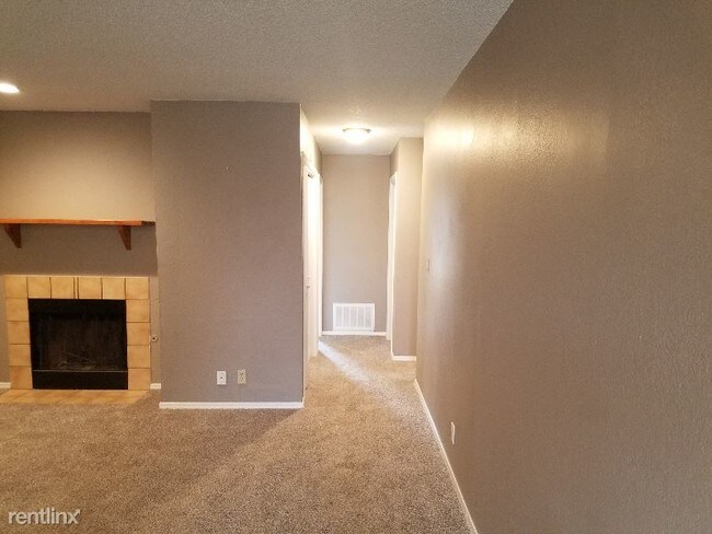 Building Photo - 3 br, 2 bath Apartment - 509 W. Quantico