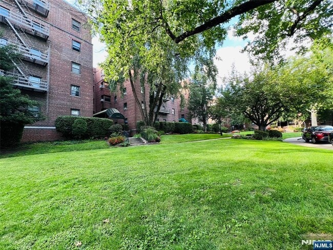 Building Photo - 2333 Hudson Terrace