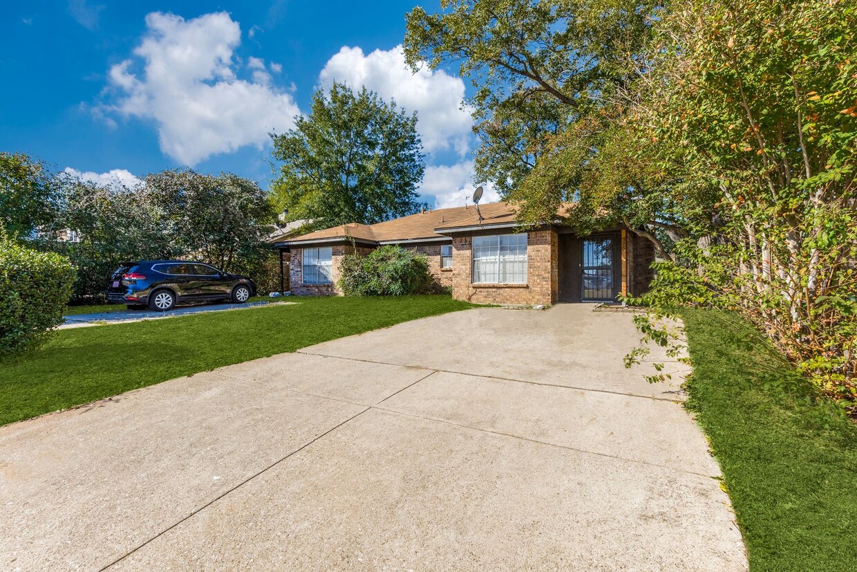 Primary Photo - Dynamite Duplex in Arlington