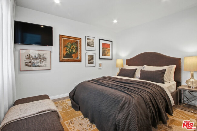 Building Photo - 6438 Rhea Ave