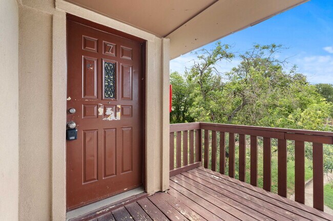 Foto del edificio - "Spacious 2-Bed, 2-Bath Oasis in the Heart...