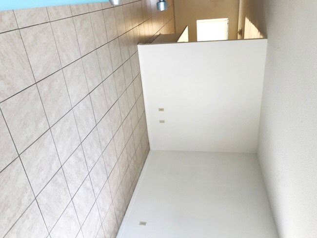 Foto del edificio - 1047 W 8th St