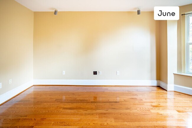 Building Photo - ROOM ONLY in 4-bed/3.0-bath Home
